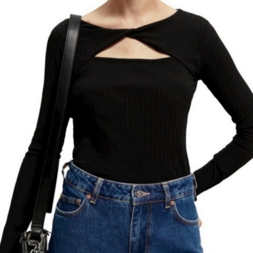 NWOT Womens Scotch & Soda top. Twist and peak hole detail. Size L